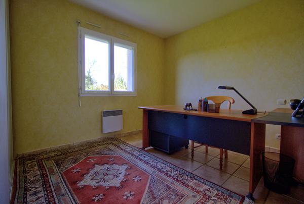 BOE - Maison lumineuse de plain-pied de 110 m² avec 3 chambres, garage et jardin dans un quartier calme et recherché.