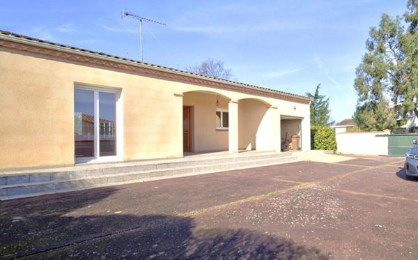BOE - Maison lumineuse de plain-pied de 110 m² avec 3 chambres, garage et jardin dans un quartier calme et recherché.