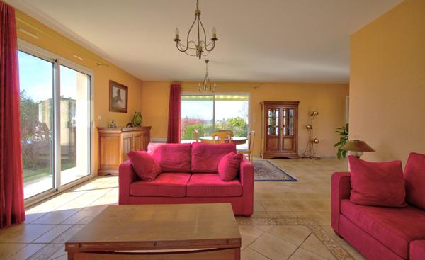 BOE - Maison lumineuse de plain-pied de 110 m² avec 3 chambres, garage et jardin dans un quartier calme et recherché.