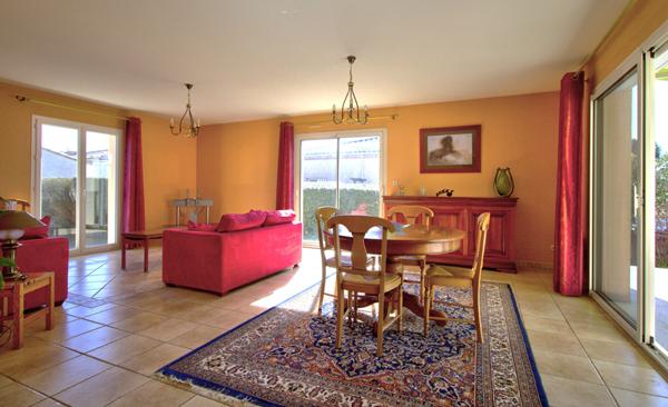 BOE - Maison lumineuse de plain-pied de 110 m² avec 3 chambres, garage et jardin dans un quartier calme et recherché.