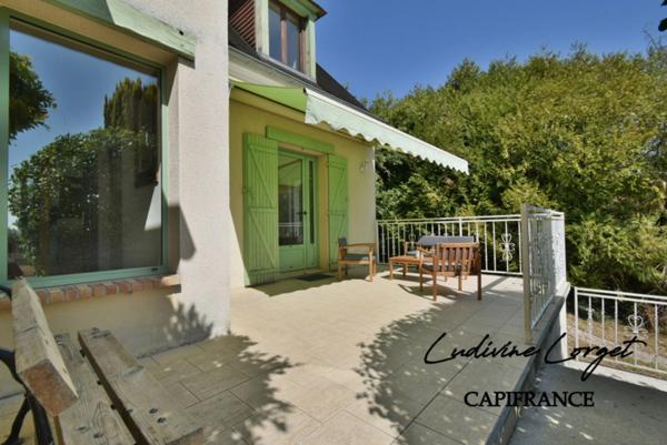 Maison à vendre à Château-Thierry (02) – 260 m² – 4 chambres + bureau – Sous-sol 70 m² – Terrasse 70 m² – Terrain clos 1 464 m² – Très belle vue – Exposition Est/Ouest – Proche écoles – Quartier calme