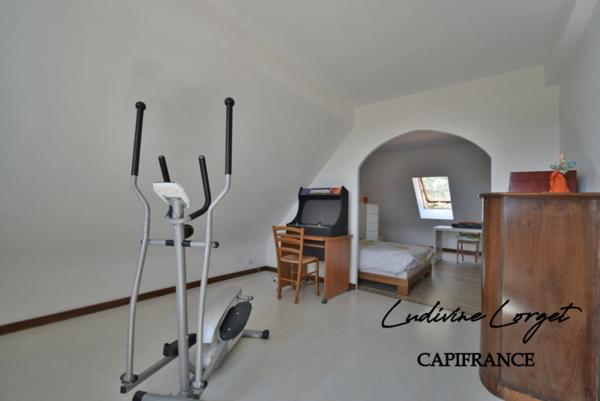 Maison à vendre à Château-Thierry (02) – 260 m² – 4 chambres + bureau – Sous-sol 70 m² – Terrasse 70 m² – Terrain clos 1 464 m² – Très belle vue – Exposition Est/Ouest – Proche écoles – Quartier calme