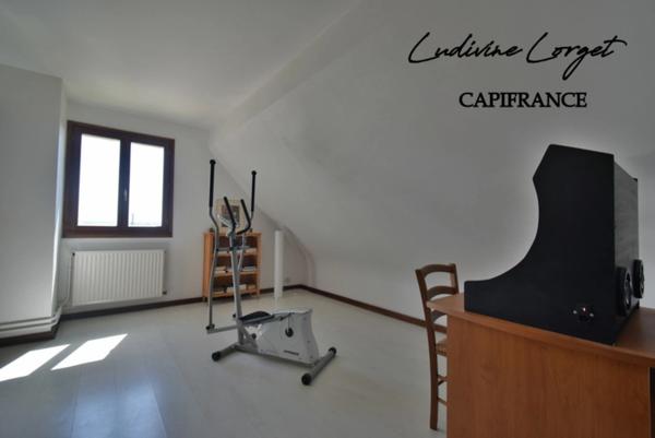 Maison à vendre à Château-Thierry (02) – 260 m² – 4 chambres + bureau – Sous-sol 70 m² – Terrasse 70 m² – Terrain clos 1 464 m² – Très belle vue – Exposition Est/Ouest – Proche écoles – Quartier calme