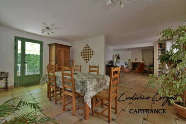 Maison à vendre à Château-Thierry (02) – 260 m² – 4 chambres + bureau – Sous-sol 70 m² – Terrasse 70 m² – Terrain clos 1 464 m² – Très belle vue – Exposition Est/Ouest – Proche écoles – Quartier calme