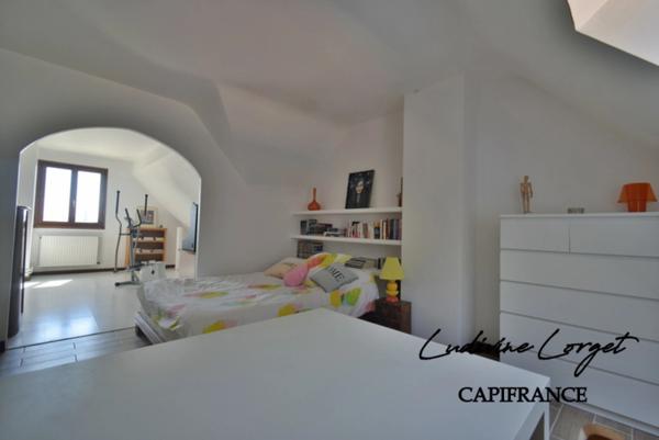 Maison à vendre à Château-Thierry (02) – 260 m² – 4 chambres + bureau – Sous-sol 70 m² – Terrasse 70 m² – Terrain clos 1 464 m² – Très belle vue – Exposition Est/Ouest – Proche écoles – Quartier calme