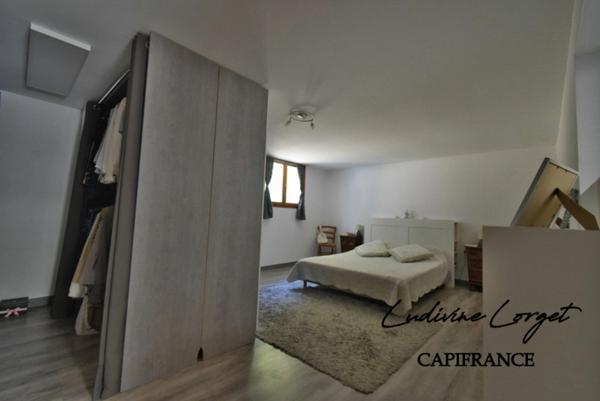Maison à vendre à Château-Thierry (02) – 260 m² – 4 chambres + bureau – Sous-sol 70 m² – Terrasse 70 m² – Terrain clos 1 464 m² – Très belle vue – Exposition Est/Ouest – Proche écoles – Quartier calme