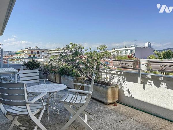 APPARTEMENT DE TROIS PIECES EN DERNIER ETAGE AVEC TERRASSE .CAVE. ET PARKING PRIVE.