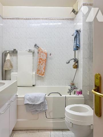 APPARTEMENT DE TROIS PIECES EN DERNIER ETAGE AVEC TERRASSE .CAVE. ET PARKING PRIVE.