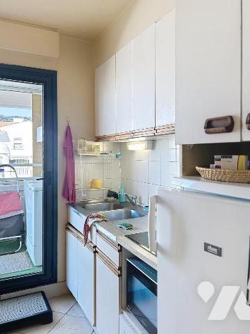 APPARTEMENT DE TROIS PIECES EN DERNIER ETAGE AVEC TERRASSE .CAVE. ET PARKING PRIVE.