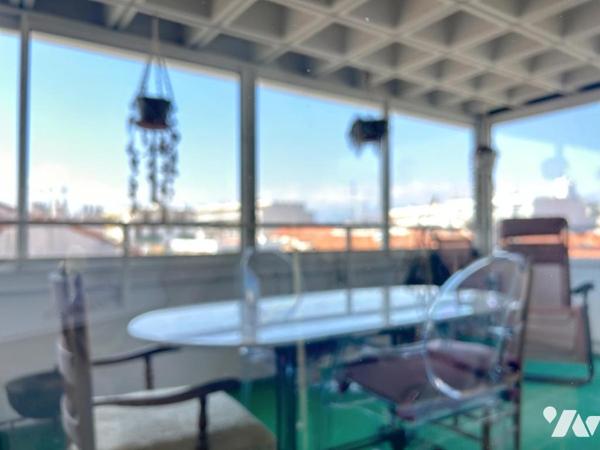 APPARTEMENT DE TROIS PIECES EN DERNIER ETAGE AVEC TERRASSE .CAVE. ET PARKING PRIVE.