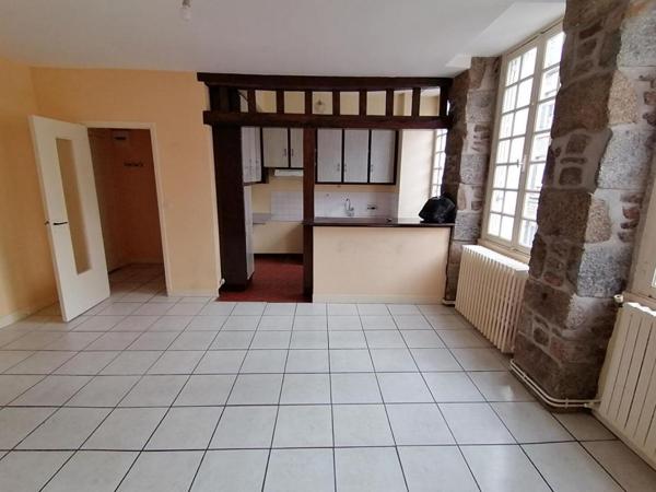 61600 LA FERTE MACE  Appartement avec local commercial  95m2 environ,   3 chambres,  et un  local commercial (44 m2) , PRIX 117 000 honoraires 6,36% inclus à la charge de l'acquéreur  soit 110 000 hors honoraires