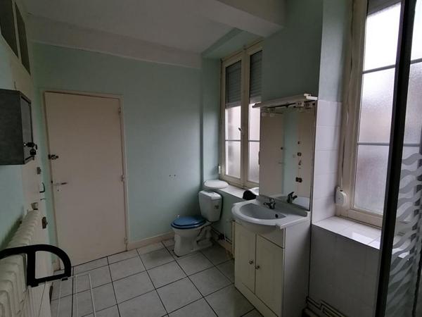 61600 LA FERTE MACE  Appartement avec local commercial  95m2 environ,   3 chambres,  et un  local commercial (44 m2) , PRIX 117 000 honoraires 6,36% inclus à la charge de l'acquéreur  soit 110 000 hors honoraires