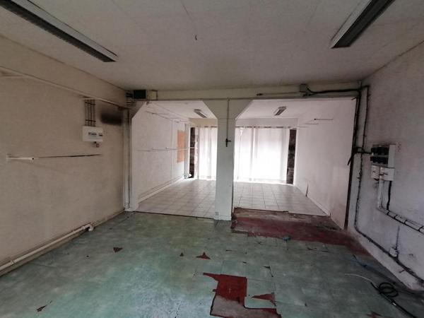 61600 LA FERTE MACE  Appartement avec local commercial  95m2 environ,   3 chambres,  et un  local commercial (44 m2) , PRIX 117 000 honoraires 6,36% inclus à la charge de l'acquéreur  soit 110 000 hors honoraires