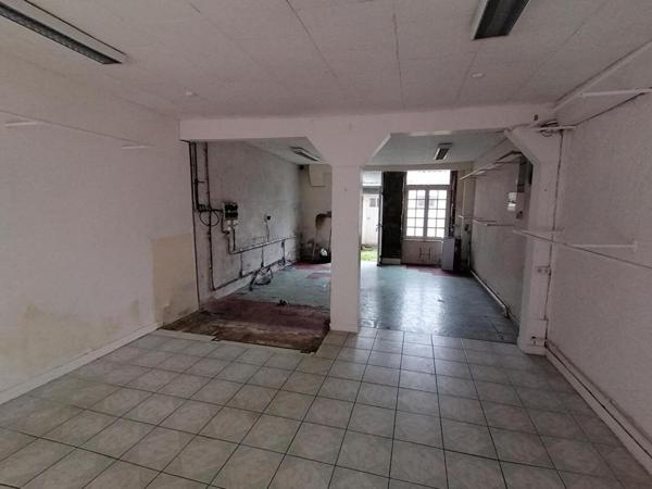 61600 LA FERTE MACE  Appartement avec local commercial  95m2 environ,   3 chambres,  et un  local commercial (44 m2) , PRIX 117 000 honoraires 6,36% inclus à la charge de l'acquéreur  soit 110 000 hors honoraires