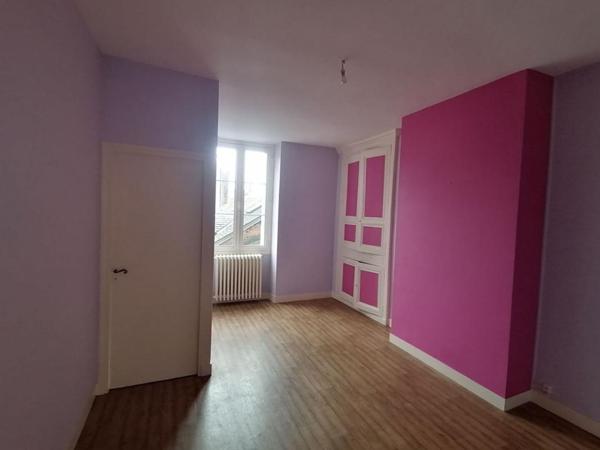 61600 LA FERTE MACE  Appartement avec local commercial  95m2 environ,   3 chambres,  et un  local commercial (44 m2) , PRIX 117 000 honoraires 6,36% inclus à la charge de l'acquéreur  soit 110 000 hors honoraires