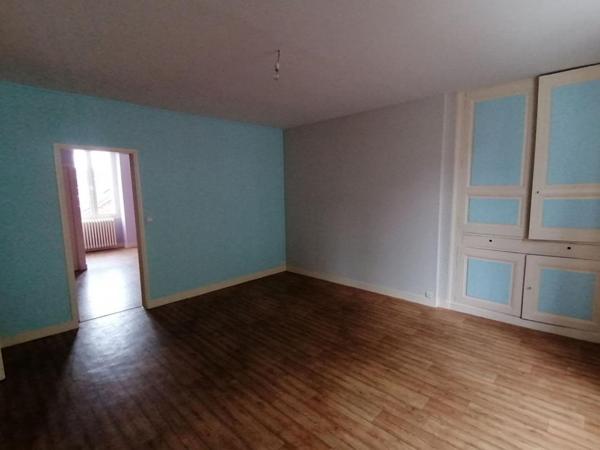 61600 LA FERTE MACE  Appartement avec local commercial  95m2 environ,   3 chambres,  et un  local commercial (44 m2) , PRIX 117 000 honoraires 6,36% inclus à la charge de l'acquéreur  soit 110 000 hors honoraires