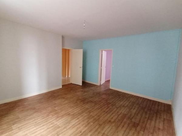 61600 LA FERTE MACE  Appartement avec local commercial  95m2 environ,   3 chambres,  et un  local commercial (44 m2) , PRIX 117 000 honoraires 6,36% inclus à la charge de l'acquéreur  soit 110 000 hors honoraires