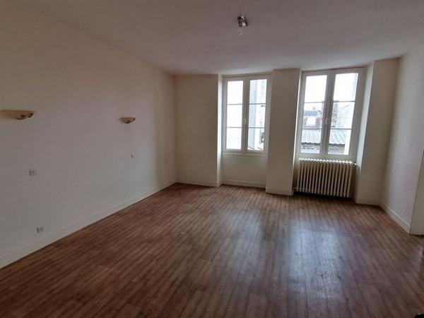 61600 LA FERTE MACE  Appartement avec local commercial  95m2 environ,   3 chambres,  et un  local commercial (44 m2) , PRIX 117 000 honoraires 6,36% inclus à la charge de l'acquéreur  soit 110 000 hors honoraires