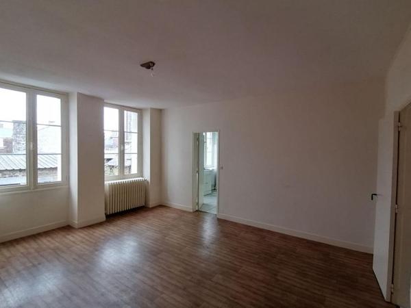 61600 LA FERTE MACE  Appartement avec local commercial  95m2 environ,   3 chambres,  et un  local commercial (44 m2) , PRIX 117 000 honoraires 6,36% inclus à la charge de l'acquéreur  soit 110 000 hors honoraires