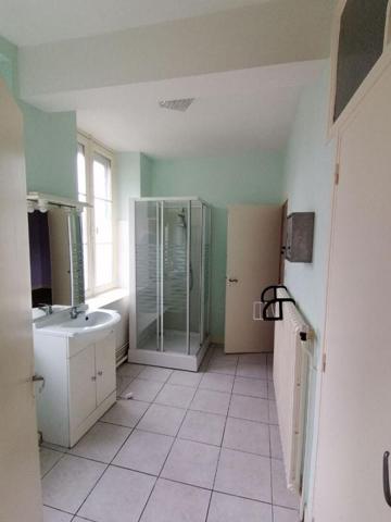 61600 LA FERTE MACE  Appartement avec local commercial  95m2 environ,   3 chambres,  et un  local commercial (44 m2) , PRIX 117 000 honoraires 6,36% inclus à la charge de l'acquéreur  soit 110 000 hors honoraires