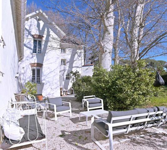 MAISON DE MAÎTRE AVEC DEPENDANCE, PARC ET PISCINE, PROCHE PERPIGNAN