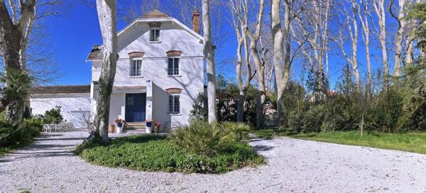 MAISON DE MAÎTRE AVEC DEPENDANCE, PARC ET PISCINE, PROCHE PERPIGNAN
