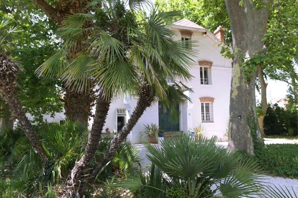 MAISON DE MAÎTRE AVEC DEPENDANCE, PARC ET PISCINE, PROCHE PERPIGNAN