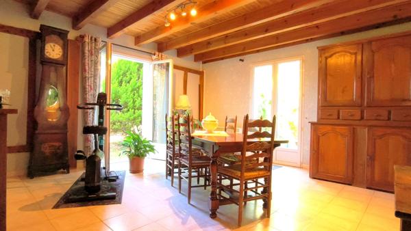Spacieuse maison de campagne de 244 m² avec piscine