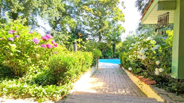 Spacieuse maison de campagne de 244 m² avec piscine
