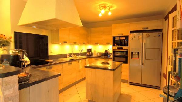 Spacieuse maison de campagne de 244 m² avec piscine