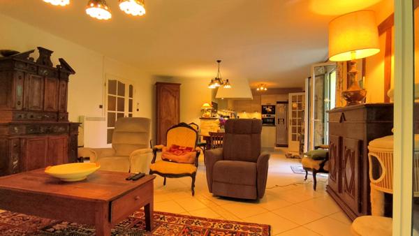 Spacieuse maison de campagne de 244 m² avec piscine