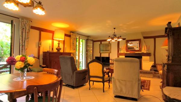 Spacieuse maison de campagne de 244 m² avec piscine