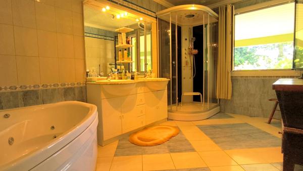 Spacieuse maison de campagne de 244 m² avec piscine
