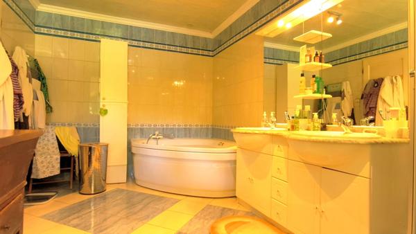 Spacieuse maison de campagne de 244 m² avec piscine