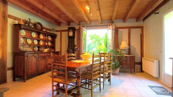 Spacieuse maison de campagne de 244 m² avec piscine