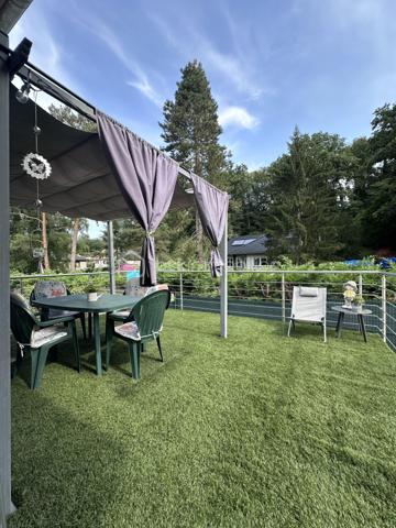 Maison Individuelle 105 m² sans Mitoyenneté en Impasse Calme – Terrasse 25 m² et Jardin Privé pour Jeunes Familles !

Découvrez cette maison individuelle de 105 m², construite en 2001, nichée au cœur d'une impasse paisible, sans aucune mitoyenneté pour une intimité absolue. Idéale pour un jeune couple avec ou sans enfants, cette propriété offre un cadre serein pour se ressourcer loin du bruit de la ville, tout en étant proche des commodités essentielles.

Au rez-de-chaussée, entrez dans un hall spacieux qui vous accueille chaleureusement. Un WC indépendant avec lave-main, astucieusement éloigné des zones de vie, assure discrétion et praticité. La cuisine ouverte sur la salle à manger avec ses volumes généreux et son équipement complet (frigo, four et lave-vaisselle neufs de 2023). La salle à manger s'ouvre directement sur une terrasse de plus de 25 m² – l'endroit parfait pour des moments de détente en famille ou entre amis. Quelques marches descendent vers un jardin totalement clos de 312 m², un havre de paix enclavé pour jouer en toute sécurité avec les enfants ou cultiver vos passions vertes. Deux ambiances distinctes se dessinent ici : convivialité intérieure et quiétude extérieure.

À l'étage, une salle de bains aux beaux volumes, équipée d'une climatisation réversible installée en 2024, dessert 3 chambres confortables, idéales pour accueillir une famille en croissance. Ajoutez à cela un garage double en enfilade pour stationner facilement, et une chambre supplémentaire au rez-de-jardin – une belle opportunité à saisir pour un bureau ou une pièce d'appoint.

Côté équipements, tout est pensé pour un quotidien sans souci : chauffage avec poêle à pellets neuf de 2023, alarme, interphone, et aucuns gros travaux à prévoir. Cette maison est une occasion en or pour un jeune couple cherchant à poser ses valises dans un environnement calme et fonctionnel.