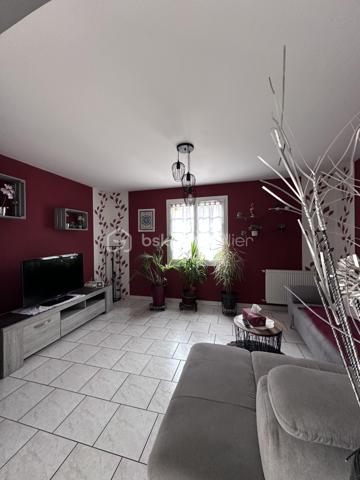 Maison Individuelle 105 m² sans Mitoyenneté en Impasse Calme – Terrasse 25 m² et Jardin Privé pour Jeunes Familles !

Découvrez cette maison individuelle de 105 m², construite en 2001, nichée au cœur d'une impasse paisible, sans aucune mitoyenneté pour une intimité absolue. Idéale pour un jeune couple avec ou sans enfants, cette propriété offre un cadre serein pour se ressourcer loin du bruit de la ville, tout en étant proche des commodités essentielles.

Au rez-de-chaussée, entrez dans un hall spacieux qui vous accueille chaleureusement. Un WC indépendant avec lave-main, astucieusement éloigné des zones de vie, assure discrétion et praticité. La cuisine ouverte sur la salle à manger avec ses volumes généreux et son équipement complet (frigo, four et lave-vaisselle neufs de 2023). La salle à manger s'ouvre directement sur une terrasse de plus de 25 m² – l'endroit parfait pour des moments de détente en famille ou entre amis. Quelques marches descendent vers un jardin totalement clos de 312 m², un havre de paix enclavé pour jouer en toute sécurité avec les enfants ou cultiver vos passions vertes. Deux ambiances distinctes se dessinent ici : convivialité intérieure et quiétude extérieure.

À l'étage, une salle de bains aux beaux volumes, équipée d'une climatisation réversible installée en 2024, dessert 3 chambres confortables, idéales pour accueillir une famille en croissance. Ajoutez à cela un garage double en enfilade pour stationner facilement, et une chambre supplémentaire au rez-de-jardin – une belle opportunité à saisir pour un bureau ou une pièce d'appoint.

Côté équipements, tout est pensé pour un quotidien sans souci : chauffage avec poêle à pellets neuf de 2023, alarme, interphone, et aucuns gros travaux à prévoir. Cette maison est une occasion en or pour un jeune couple cherchant à poser ses valises dans un environnement calme et fonctionnel.