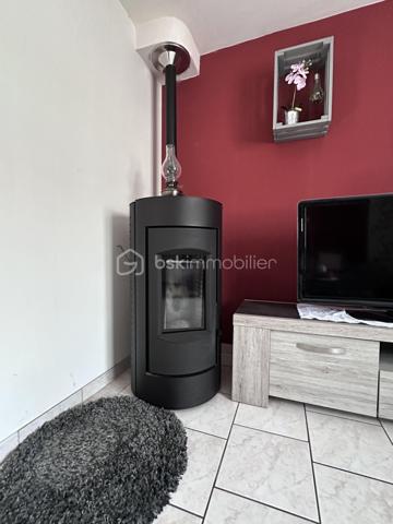 Maison Individuelle 105 m² sans Mitoyenneté en Impasse Calme – Terrasse 25 m² et Jardin Privé pour Jeunes Familles !

Découvrez cette maison individuelle de 105 m², construite en 2001, nichée au cœur d'une impasse paisible, sans aucune mitoyenneté pour une intimité absolue. Idéale pour un jeune couple avec ou sans enfants, cette propriété offre un cadre serein pour se ressourcer loin du bruit de la ville, tout en étant proche des commodités essentielles.

Au rez-de-chaussée, entrez dans un hall spacieux qui vous accueille chaleureusement. Un WC indépendant avec lave-main, astucieusement éloigné des zones de vie, assure discrétion et praticité. La cuisine ouverte sur la salle à manger avec ses volumes généreux et son équipement complet (frigo, four et lave-vaisselle neufs de 2023). La salle à manger s'ouvre directement sur une terrasse de plus de 25 m² – l'endroit parfait pour des moments de détente en famille ou entre amis. Quelques marches descendent vers un jardin totalement clos de 312 m², un havre de paix enclavé pour jouer en toute sécurité avec les enfants ou cultiver vos passions vertes. Deux ambiances distinctes se dessinent ici : convivialité intérieure et quiétude extérieure.

À l'étage, une salle de bains aux beaux volumes, équipée d'une climatisation réversible installée en 2024, dessert 3 chambres confortables, idéales pour accueillir une famille en croissance. Ajoutez à cela un garage double en enfilade pour stationner facilement, et une chambre supplémentaire au rez-de-jardin – une belle opportunité à saisir pour un bureau ou une pièce d'appoint.

Côté équipements, tout est pensé pour un quotidien sans souci : chauffage avec poêle à pellets neuf de 2023, alarme, interphone, et aucuns gros travaux à prévoir. Cette maison est une occasion en or pour un jeune couple cherchant à poser ses valises dans un environnement calme et fonctionnel.