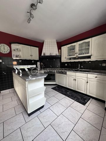 Maison Individuelle 105 m² sans Mitoyenneté en Impasse Calme – Terrasse 25 m² et Jardin Privé pour Jeunes Familles !

Découvrez cette maison individuelle de 105 m², construite en 2001, nichée au cœur d'une impasse paisible, sans aucune mitoyenneté pour une intimité absolue. Idéale pour un jeune couple avec ou sans enfants, cette propriété offre un cadre serein pour se ressourcer loin du bruit de la ville, tout en étant proche des commodités essentielles.

Au rez-de-chaussée, entrez dans un hall spacieux qui vous accueille chaleureusement. Un WC indépendant avec lave-main, astucieusement éloigné des zones de vie, assure discrétion et praticité. La cuisine ouverte sur la salle à manger avec ses volumes généreux et son équipement complet (frigo, four et lave-vaisselle neufs de 2023). La salle à manger s'ouvre directement sur une terrasse de plus de 25 m² – l'endroit parfait pour des moments de détente en famille ou entre amis. Quelques marches descendent vers un jardin totalement clos de 312 m², un havre de paix enclavé pour jouer en toute sécurité avec les enfants ou cultiver vos passions vertes. Deux ambiances distinctes se dessinent ici : convivialité intérieure et quiétude extérieure.

À l'étage, une salle de bains aux beaux volumes, équipée d'une climatisation réversible installée en 2024, dessert 3 chambres confortables, idéales pour accueillir une famille en croissance. Ajoutez à cela un garage double en enfilade pour stationner facilement, et une chambre supplémentaire au rez-de-jardin – une belle opportunité à saisir pour un bureau ou une pièce d'appoint.

Côté équipements, tout est pensé pour un quotidien sans souci : chauffage avec poêle à pellets neuf de 2023, alarme, interphone, et aucuns gros travaux à prévoir. Cette maison est une occasion en or pour un jeune couple cherchant à poser ses valises dans un environnement calme et fonctionnel.