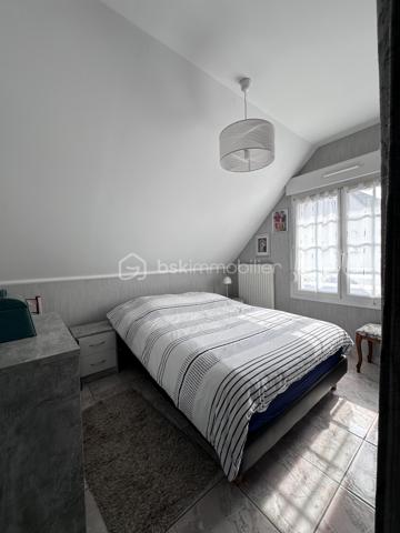 Maison Individuelle 105 m² sans Mitoyenneté en Impasse Calme – Terrasse 25 m² et Jardin Privé pour Jeunes Familles !

Découvrez cette maison individuelle de 105 m², construite en 2001, nichée au cœur d'une impasse paisible, sans aucune mitoyenneté pour une intimité absolue. Idéale pour un jeune couple avec ou sans enfants, cette propriété offre un cadre serein pour se ressourcer loin du bruit de la ville, tout en étant proche des commodités essentielles.

Au rez-de-chaussée, entrez dans un hall spacieux qui vous accueille chaleureusement. Un WC indépendant avec lave-main, astucieusement éloigné des zones de vie, assure discrétion et praticité. La cuisine ouverte sur la salle à manger avec ses volumes généreux et son équipement complet (frigo, four et lave-vaisselle neufs de 2023). La salle à manger s'ouvre directement sur une terrasse de plus de 25 m² – l'endroit parfait pour des moments de détente en famille ou entre amis. Quelques marches descendent vers un jardin totalement clos de 312 m², un havre de paix enclavé pour jouer en toute sécurité avec les enfants ou cultiver vos passions vertes. Deux ambiances distinctes se dessinent ici : convivialité intérieure et quiétude extérieure.

À l'étage, une salle de bains aux beaux volumes, équipée d'une climatisation réversible installée en 2024, dessert 3 chambres confortables, idéales pour accueillir une famille en croissance. Ajoutez à cela un garage double en enfilade pour stationner facilement, et une chambre supplémentaire au rez-de-jardin – une belle opportunité à saisir pour un bureau ou une pièce d'appoint.

Côté équipements, tout est pensé pour un quotidien sans souci : chauffage avec poêle à pellets neuf de 2023, alarme, interphone, et aucuns gros travaux à prévoir. Cette maison est une occasion en or pour un jeune couple cherchant à poser ses valises dans un environnement calme et fonctionnel.