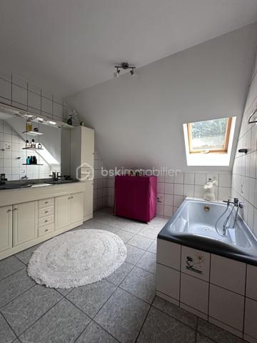Maison Individuelle 105 m² sans Mitoyenneté en Impasse Calme – Terrasse 25 m² et Jardin Privé pour Jeunes Familles !

Découvrez cette maison individuelle de 105 m², construite en 2001, nichée au cœur d'une impasse paisible, sans aucune mitoyenneté pour une intimité absolue. Idéale pour un jeune couple avec ou sans enfants, cette propriété offre un cadre serein pour se ressourcer loin du bruit de la ville, tout en étant proche des commodités essentielles.

Au rez-de-chaussée, entrez dans un hall spacieux qui vous accueille chaleureusement. Un WC indépendant avec lave-main, astucieusement éloigné des zones de vie, assure discrétion et praticité. La cuisine ouverte sur la salle à manger avec ses volumes généreux et son équipement complet (frigo, four et lave-vaisselle neufs de 2023). La salle à manger s'ouvre directement sur une terrasse de plus de 25 m² – l'endroit parfait pour des moments de détente en famille ou entre amis. Quelques marches descendent vers un jardin totalement clos de 312 m², un havre de paix enclavé pour jouer en toute sécurité avec les enfants ou cultiver vos passions vertes. Deux ambiances distinctes se dessinent ici : convivialité intérieure et quiétude extérieure.

À l'étage, une salle de bains aux beaux volumes, équipée d'une climatisation réversible installée en 2024, dessert 3 chambres confortables, idéales pour accueillir une famille en croissance. Ajoutez à cela un garage double en enfilade pour stationner facilement, et une chambre supplémentaire au rez-de-jardin – une belle opportunité à saisir pour un bureau ou une pièce d'appoint.

Côté équipements, tout est pensé pour un quotidien sans souci : chauffage avec poêle à pellets neuf de 2023, alarme, interphone, et aucuns gros travaux à prévoir. Cette maison est une occasion en or pour un jeune couple cherchant à poser ses valises dans un environnement calme et fonctionnel.