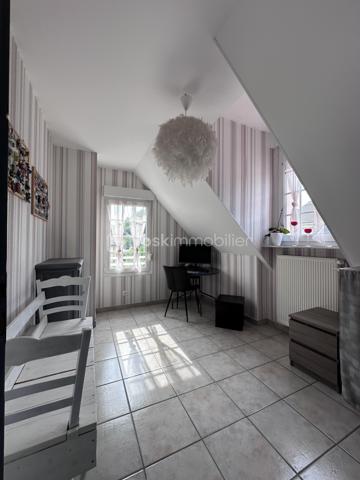 Maison Individuelle 105 m² sans Mitoyenneté en Impasse Calme – Terrasse 25 m² et Jardin Privé pour Jeunes Familles !

Découvrez cette maison individuelle de 105 m², construite en 2001, nichée au cœur d'une impasse paisible, sans aucune mitoyenneté pour une intimité absolue. Idéale pour un jeune couple avec ou sans enfants, cette propriété offre un cadre serein pour se ressourcer loin du bruit de la ville, tout en étant proche des commodités essentielles.

Au rez-de-chaussée, entrez dans un hall spacieux qui vous accueille chaleureusement. Un WC indépendant avec lave-main, astucieusement éloigné des zones de vie, assure discrétion et praticité. La cuisine ouverte sur la salle à manger avec ses volumes généreux et son équipement complet (frigo, four et lave-vaisselle neufs de 2023). La salle à manger s'ouvre directement sur une terrasse de plus de 25 m² – l'endroit parfait pour des moments de détente en famille ou entre amis. Quelques marches descendent vers un jardin totalement clos de 312 m², un havre de paix enclavé pour jouer en toute sécurité avec les enfants ou cultiver vos passions vertes. Deux ambiances distinctes se dessinent ici : convivialité intérieure et quiétude extérieure.

À l'étage, une salle de bains aux beaux volumes, équipée d'une climatisation réversible installée en 2024, dessert 3 chambres confortables, idéales pour accueillir une famille en croissance. Ajoutez à cela un garage double en enfilade pour stationner facilement, et une chambre supplémentaire au rez-de-jardin – une belle opportunité à saisir pour un bureau ou une pièce d'appoint.

Côté équipements, tout est pensé pour un quotidien sans souci : chauffage avec poêle à pellets neuf de 2023, alarme, interphone, et aucuns gros travaux à prévoir. Cette maison est une occasion en or pour un jeune couple cherchant à poser ses valises dans un environnement calme et fonctionnel.