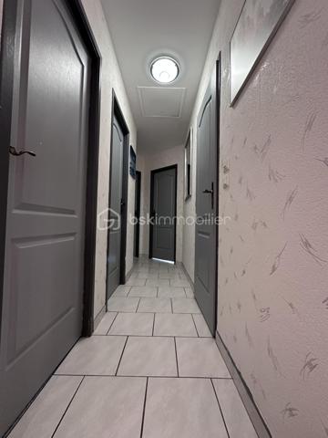 Maison Individuelle 105 m² sans Mitoyenneté en Impasse Calme – Terrasse 25 m² et Jardin Privé pour Jeunes Familles !

Découvrez cette maison individuelle de 105 m², construite en 2001, nichée au cœur d'une impasse paisible, sans aucune mitoyenneté pour une intimité absolue. Idéale pour un jeune couple avec ou sans enfants, cette propriété offre un cadre serein pour se ressourcer loin du bruit de la ville, tout en étant proche des commodités essentielles.

Au rez-de-chaussée, entrez dans un hall spacieux qui vous accueille chaleureusement. Un WC indépendant avec lave-main, astucieusement éloigné des zones de vie, assure discrétion et praticité. La cuisine ouverte sur la salle à manger avec ses volumes généreux et son équipement complet (frigo, four et lave-vaisselle neufs de 2023). La salle à manger s'ouvre directement sur une terrasse de plus de 25 m² – l'endroit parfait pour des moments de détente en famille ou entre amis. Quelques marches descendent vers un jardin totalement clos de 312 m², un havre de paix enclavé pour jouer en toute sécurité avec les enfants ou cultiver vos passions vertes. Deux ambiances distinctes se dessinent ici : convivialité intérieure et quiétude extérieure.

À l'étage, une salle de bains aux beaux volumes, équipée d'une climatisation réversible installée en 2024, dessert 3 chambres confortables, idéales pour accueillir une famille en croissance. Ajoutez à cela un garage double en enfilade pour stationner facilement, et une chambre supplémentaire au rez-de-jardin – une belle opportunité à saisir pour un bureau ou une pièce d'appoint.

Côté équipements, tout est pensé pour un quotidien sans souci : chauffage avec poêle à pellets neuf de 2023, alarme, interphone, et aucuns gros travaux à prévoir. Cette maison est une occasion en or pour un jeune couple cherchant à poser ses valises dans un environnement calme et fonctionnel.