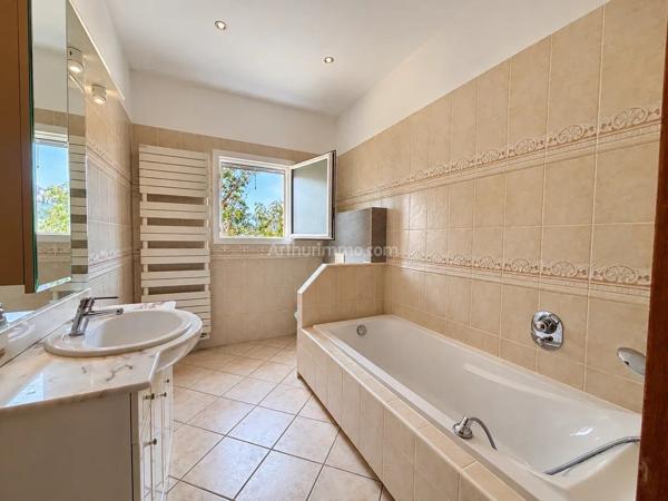 Vente                                                      Maison
                        
                     5 pièces                      202 m2                     à Ajaccio