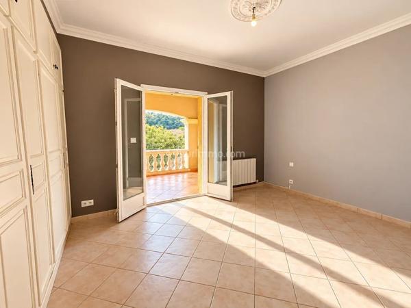 Vente                                                      Maison
                        
                     5 pièces                      202 m2                     à Ajaccio