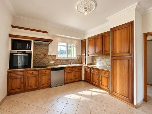 Vente                                                      Maison
                        
                     5 pièces                      202 m2                     à Ajaccio