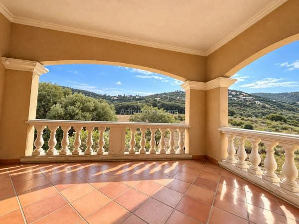 Vente                                                      Maison
                        
                     5 pièces                      202 m2                     à Ajaccio