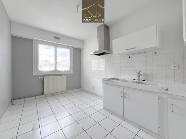 Appartement T4 avec balcon/cave/parking dans résidence avec ascenseur.