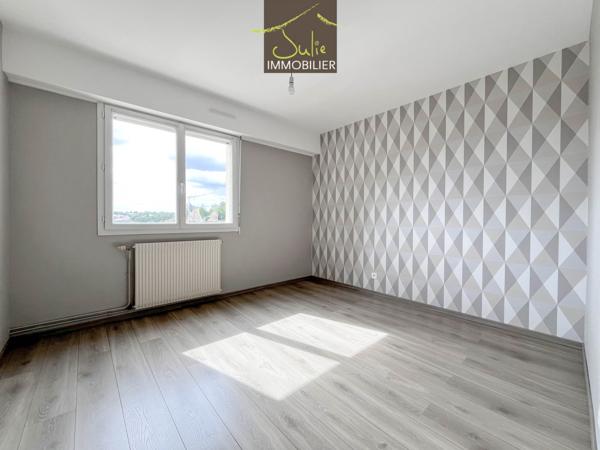Appartement T4 avec balcon/cave/parking dans résidence avec ascenseur.
