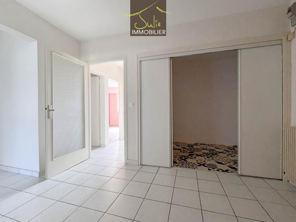Appartement T4 avec balcon/cave/parking dans résidence avec ascenseur.